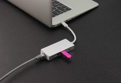 ▲ USB 허브 또한 제품 오작동의 원인이 되기도 한다. USB 허브는 정상적으로 동작을 해도 크거나 작게, 레이턴시가 종종 유발된다.