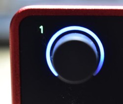 ▲ 오토 버튼을 누르면 파란색으로 GAIN 노브가 점등되는데 이 때 소리를 입력한다. 낼 수 있는 가장 큰 소리를 내주는 게 좋다. 약 10초간 측정을 한 후 스칼렛에서 자동으로 최적의 게인 값을 세팅해준다.