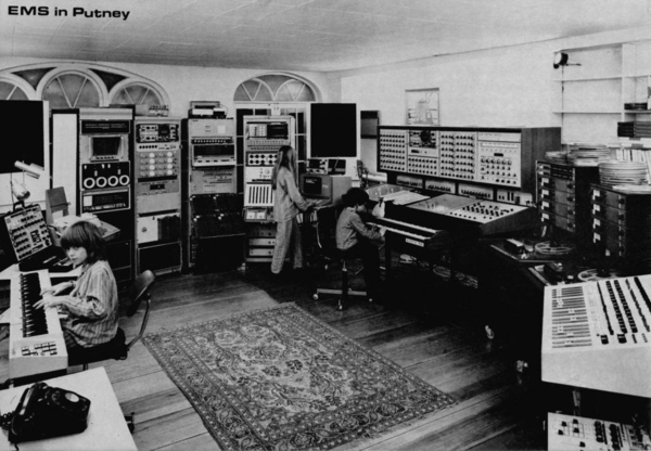 첨단 연구소를 방불케하는 초기 레코딩 스튜디오,현재는 컴퓨터 한 대의 성능이 더 강력하다.