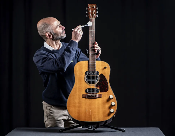 전시를 위해 준비 중인 커트 코베인의 기타